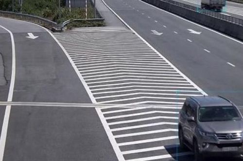 Lái xe đi lùi trên cao tốc bị phạt 17 triệu đồng
