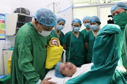 Nỗ lực giữ thai an toàn cho sản phụ vỡ tử cung ở tuần 26