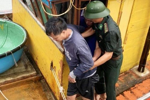 Cứu 8 ngư dân bị chìm tàu trên biển