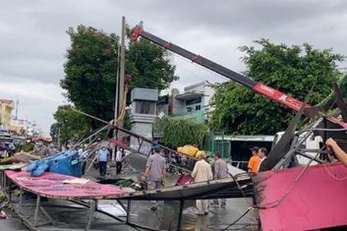 Cổng Công viên Đầm Sen đổ sập trong cơn mưa lớn