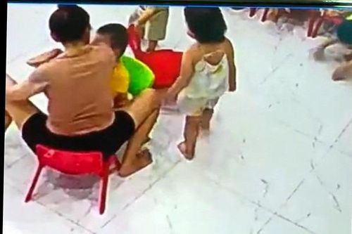 Tạm đình chỉ Cơ sở Mầm non tư thục dùng cùi chỏ 'tác động' vào mặt cháu bé 3 tuổi