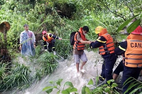 Giải cứu kịp thời 23 thầy, trò bị nước lũ cô lập