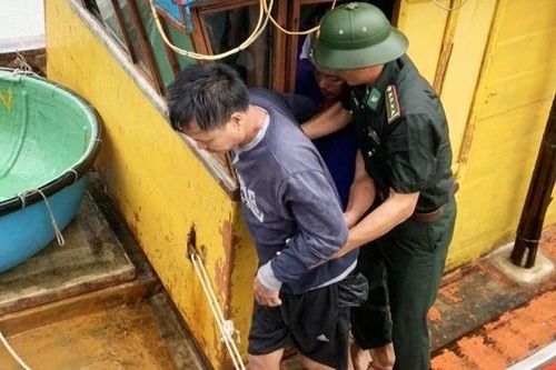 Quảng Bình: Cứu 8 ngư dân bị chìm tàu trên biển