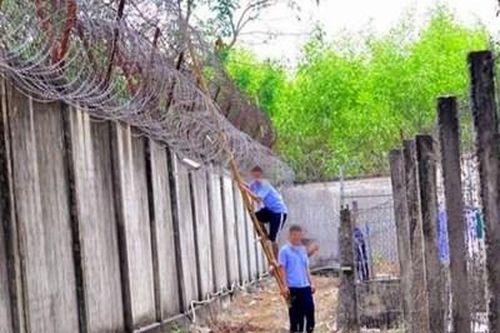 Lợi dụng sơ hở, bị can trốn khỏi nhà tạm giữ để về gặp vợ, con
