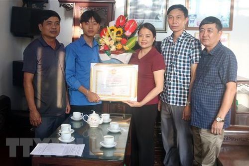 Trao Huy hiệu Tuổi trẻ dũng cảm cho nam sinh cứu người bị đuối nước