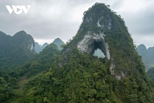 Chiêm ngưỡng vẻ đẹp kỳ quan 'Mắt Thần núi' tại Cao Bằng