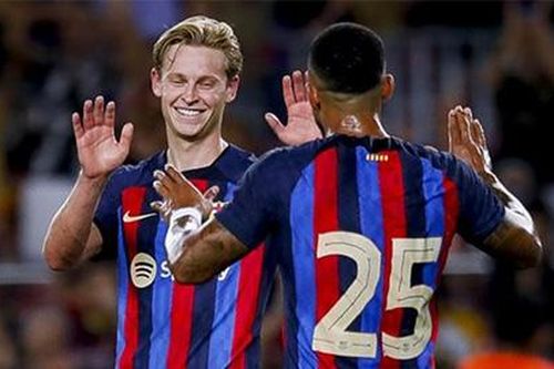 De Jong 'muốn ở lại Barca', MU hết cơ hội