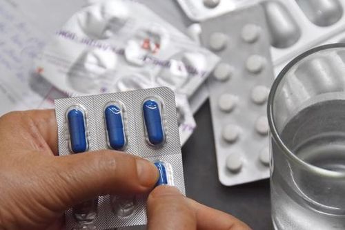 Nghi ngờ cúm không tự ý làm xét nghiệm và mua thuốc điều trị tại nhà