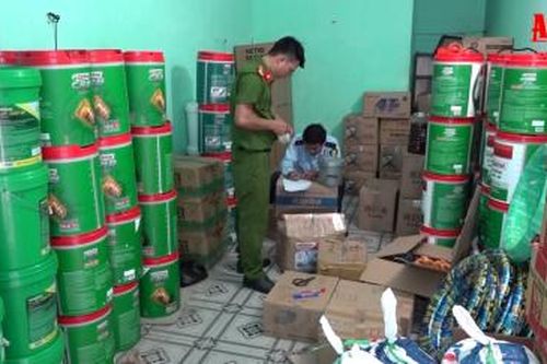 An Giang: Phát hiện khoảng 23.000 lít dầu nhớt có dấu hiệu giả các thương hiệu nổi tiếng