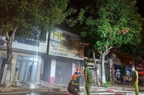 Cháy siêu thị mini trong đêm