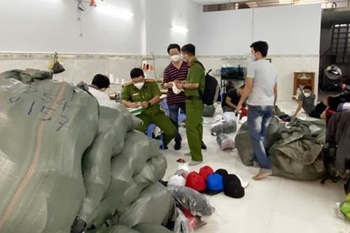 Đề nghị truy tố 6 bị can sản xuất, buôn bán hàng giả