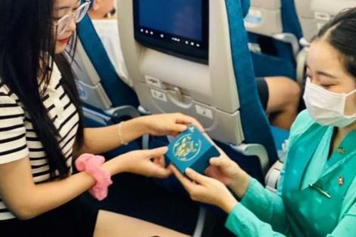 Hành khách đi máy bay bất ngờ nhận quà Trung Thu sớm