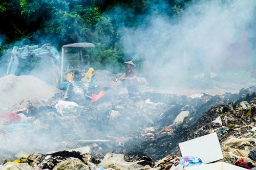 Rác thải bốc mùi, cháy âm ỉ ngày đêm, thôn xóm ở Hà Nội khốn khổ
