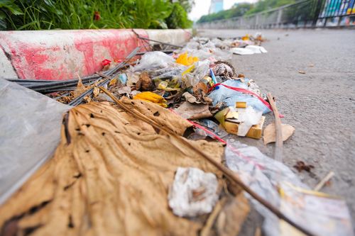 Hà Nội: Đường đi bộ ven sông Tô Lịch thành nơi đổ rác, bán trà đá