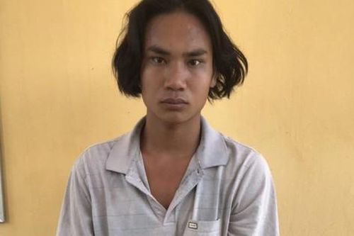 Chú hàng xóm khuyên uống ít rượu khi cùng đi ăn tân gia, gã trai 18 tuổi cầm dao bầu sang nhà 'xử'