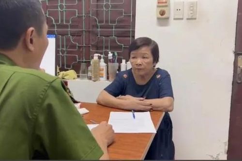 Sang nhà con gái chơi, mẹ tiện thể xách 2 bánh heroin đi giao cho khách