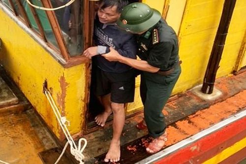 Quảng Bình: Cứu sống 8 thuyền viên trên tàu cá bị chìm