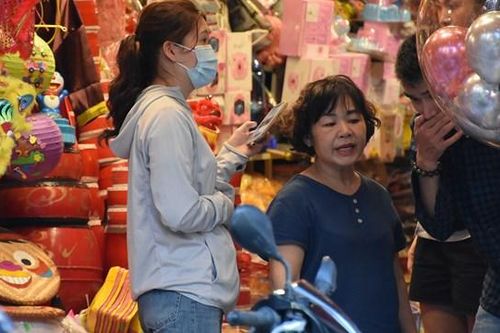 Phố Hàng Mã nhộn nhịp, tất bật cận kề rằm tháng Bảy