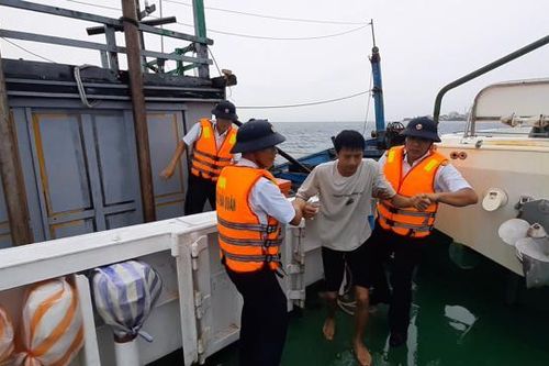 Lai dắt tàu và 2 ngư dân Quảng Bình gặp nạn về Lý Sơn