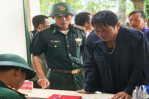 Quảng Bình: Cứu sống 8 thuyền viên trôi dạt trên biển