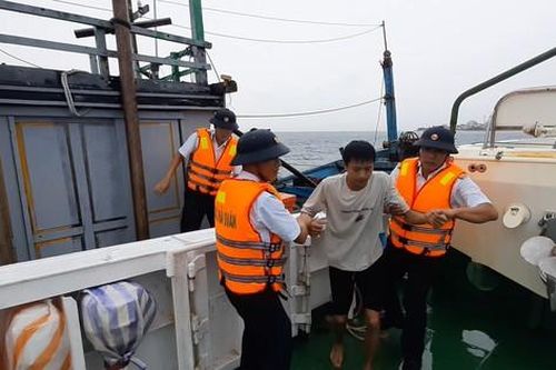 Cứu tàu cá cùng 2 ngư dân Quảng Bình trôi dạt trên biển