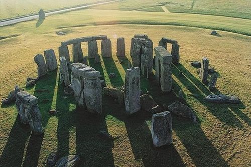 Ai bỏ tiền mua bãi đá cổ Stonehenge và tặng cho nước Anh?