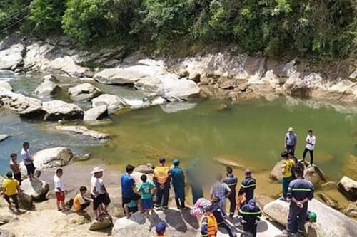 Tìm thấy thi thể người đàn ông bị nước cuốn trôi khi chụp ảnh