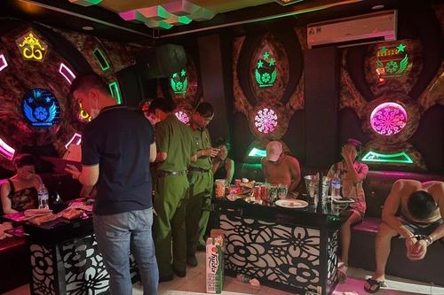 Quảng Bình: 'Đột nhập' quán karaoke, phát hiện 7 đối tượng sử dụng ma túy
