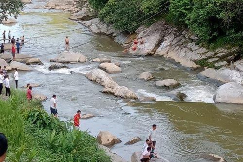 Ra suối chụp ảnh, nam du khách bị nước cuốn trôi