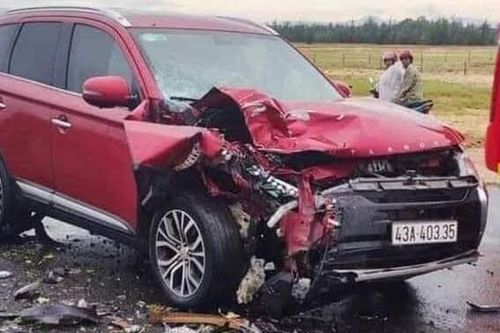 Đâm trực diện ô tô, thanh niên văng xa 5m tử vong