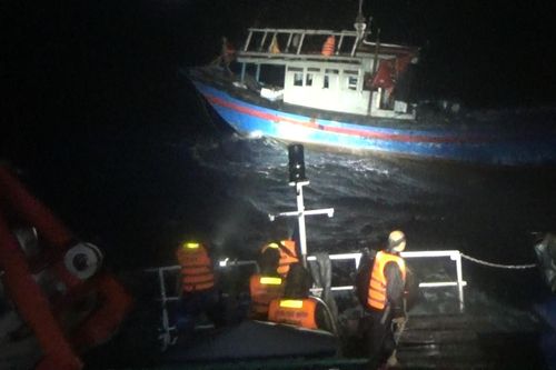 Xuyên đêm cứu ngư dân gặp nạn trên biển