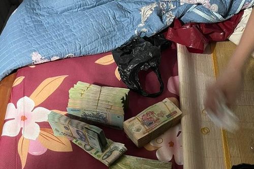 Bí mật trong túi quà người mẹ U75 mang ra thăm con gái