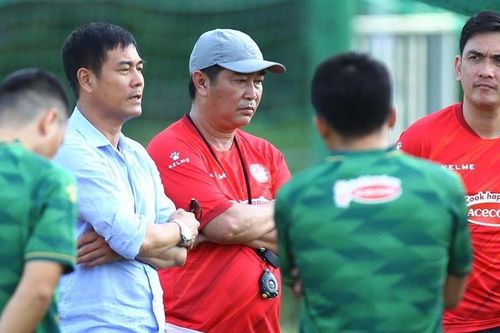 Chủ tịch Hữu Thắng thay Huấn luyện viên Trần Minh Chiến dẫn dắt Câu lạc bộ TP Hồ Chí Minh; Quang Hải, Văn Lâm sắp về nước hội quân?
