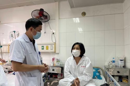 Phương pháp điều trị cho người mồ hôi chảy ròng ròng trên bàn tay