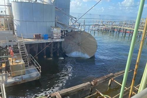 Mỹ: Tràn dầu do sập bồn chứa tại giàn khoan trên Vịnh Terrebonne