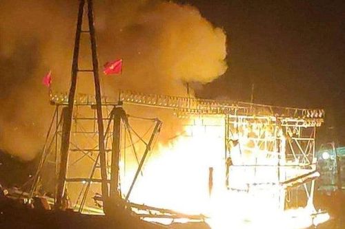 Nghệ An: Nửa đêm tàu cá đang neo đậu gần bờ bốc cháy dữ dội