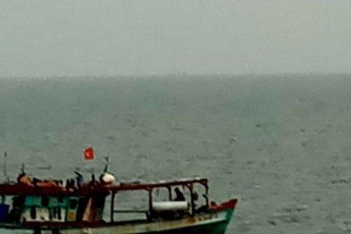 Hà Tĩnh: Tàu cá hỏng máy, 5 ngư dân mất liên lạc trên biển