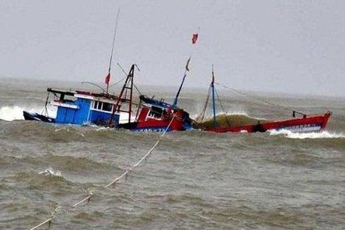 Đã tìm thấy 5 ngư dân mất liên lạc trên vùng biển Hà Tĩnh
