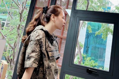 Diện outfit hàng hiệu sang chảnh, Đàm Thu Trang 'bẽ bàng' khi bị ông xã lầm tưởng 'mặc áo mưa đi làm'