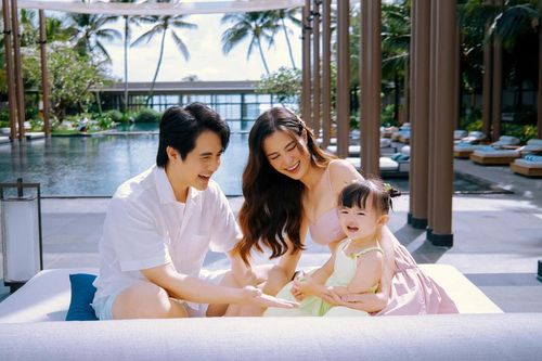 Khoảnh khắc 'tình bể bình' của gia đình Đông Nhi