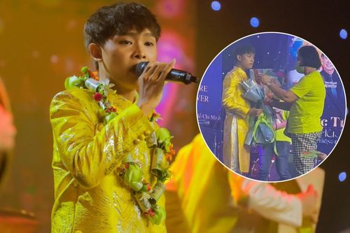 Phản ứng của Hồ Văn Cường khi được khán giả liên tục tặng hoa, tiền trên sân khấu