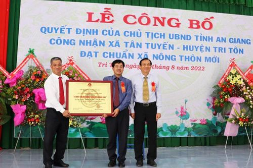 Tân Tuyến đạt chuẩn xã nông thôn mới