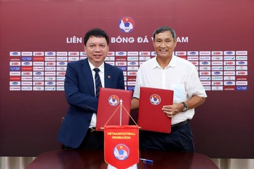 VFF gia hạn hợp đồng với HLV Mai Đức Chung