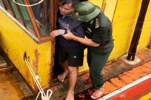 Cứu sống 8 ngư dân gặp nạn trên biển