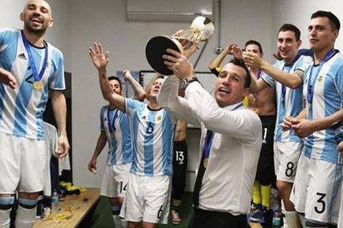 HLV từng vô địch World Cup tới Việt Nam làm việc