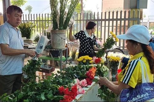 Giá cả 'dịu mát', thị trường mâm cỗ sôi động trước Rằm tháng bảy
