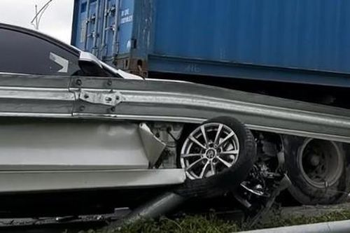 Xế xịn BMW bị xe container ép vào hộ lan bẹp dúm, 2 người thoát chết