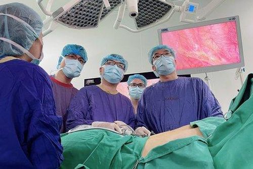 Cứ hồi hộp, lo lắng, mồ hôi lại chảy thành giọt, khiến cô gái tự ti với 'bàn tay ma lạnh ngắt'