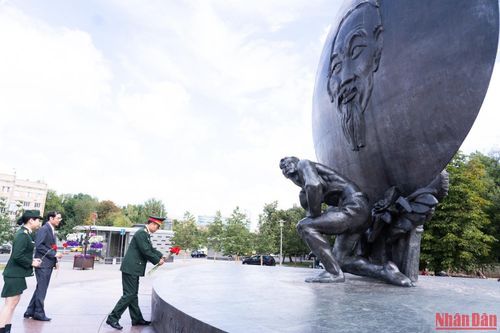 Đoàn Quân đội Việt Nam tham gia Army Games dâng hoa tại Tượng đài Bác ở Moskva