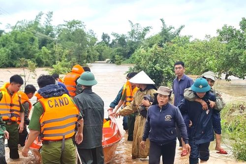 Quân đội tích cực hỗ trợ, di dời các hộ dân vùng ngập lụt khu vực biên giới Ea Súp đến nơi an toàn